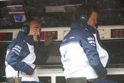 Paddy Lowe, Williams Martini Racing Formula 1, and Rob Smedley, Head of Vehicle Performance, Williams Martini Racing