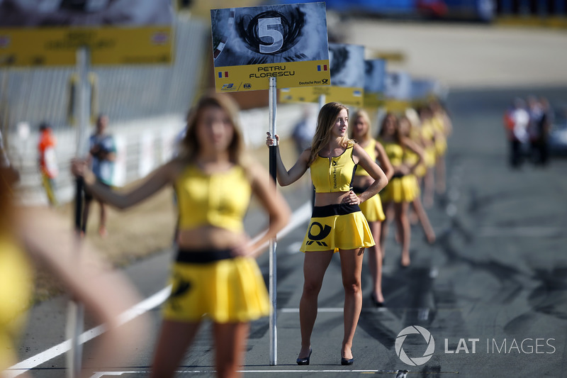 La grid girl di Petru Florescu, Fortec Motorsports Dallara F317 - Mercedes-Benz