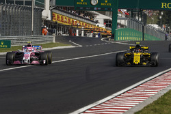 Esteban Ocon, Force India VJM11, battles with Carlos Sainz Jr., Renault Sport F1 Team R.S. 18