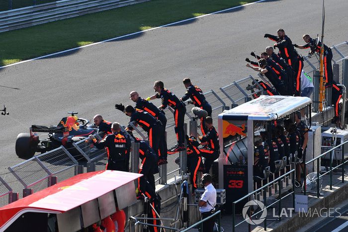 Daniel Ricciardo, Red Bull Racing RB14 cruza la meta