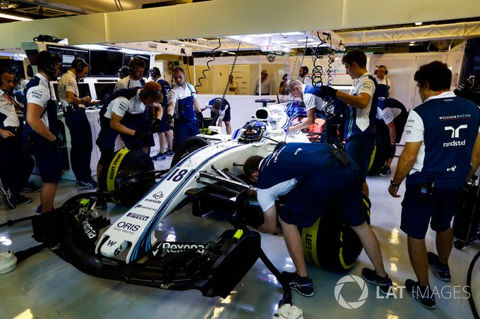 Mecánicos trabajando en el coche de Lance Stroll Williams FW40