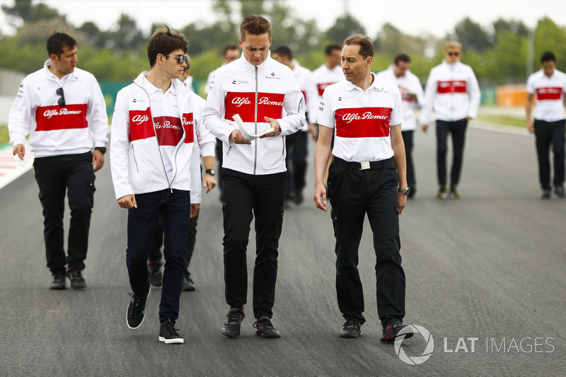 Charles Leclerc, Sauber, cammina lungo il circuito