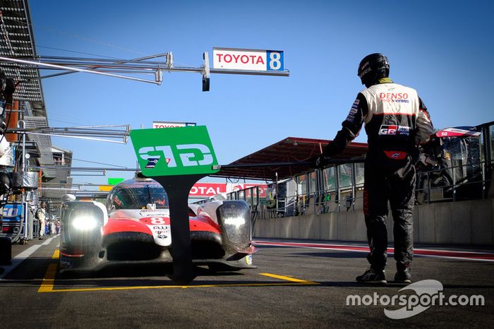 #8 Toyota Gazoo Racing Toyota TS050: Fernando Alonso, en the pit lane