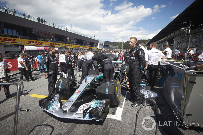 Ingenieros con el coche de Valtteri Bottas, Mercedes AMG F1 W09