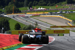 Lewis Hamilton, Mercedes-AMG F1 W09 insegue Kimi Raikkonen, Ferrari SF71H