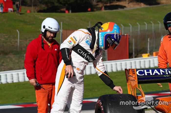 Fernando Alonso, McLaren MCL33 parado fuera de pista