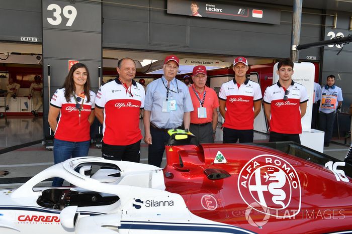 Tatiana Calderón, piloto de pruebas de Sauber, Frederic Vasseur, director del equipo de Sauber, Marcus Ericsson, Sauber y Charles Leclerc, Sauber con Oscar Fangio y Ruben Fangio