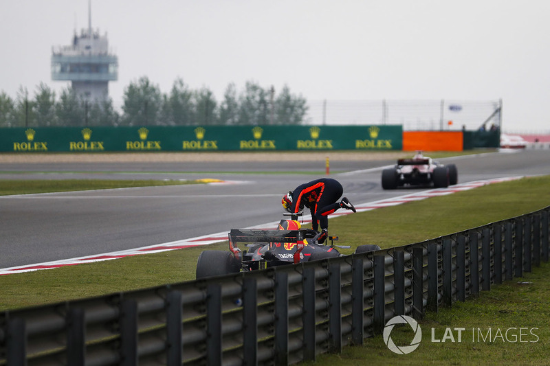 Daniel Ricciardo, Red Bull Racing, parks his car after suffering engine failure during practice