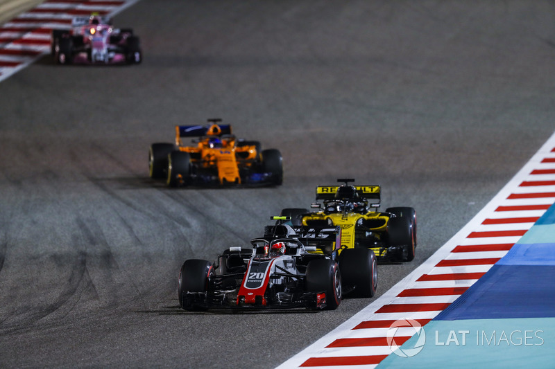 Kevin Magnussen, Haas F1 Team VF-18 Ferrari, Nico Hulkenberg, Renault Sport F1 Team R.S. 18, Fernando Alonso, McLaren MCL33 Renault