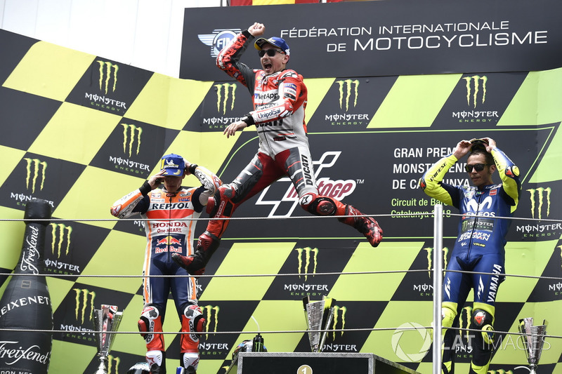 Podium: tweede plaats Marc Marquez, Repsol Honda Team, racewinnaar Jorge Lorenzo, Ducati Team, derde plaats Valentino Rossi, Yamaha Factory Racing