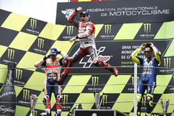 Podium: tweede plaats Marc Marquez, Repsol Honda Team, racewinnaar Jorge Lorenzo, Ducati Team, derde plaats Valentino Rossi, Yamaha Factory Racing