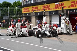 Charles Leclerc, Sauber C37, pit stop