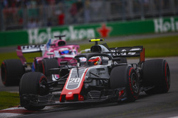 Kevin Magnussen, Haas F1 Team VF-18, precede Sergio Perez, Force India VJM11