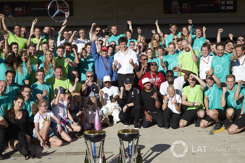 Racewinnaar Lewis Hamilton, Mercedes AMG F1, Toto Wolff, Executive Director Mercedes AMG F1, Niki La