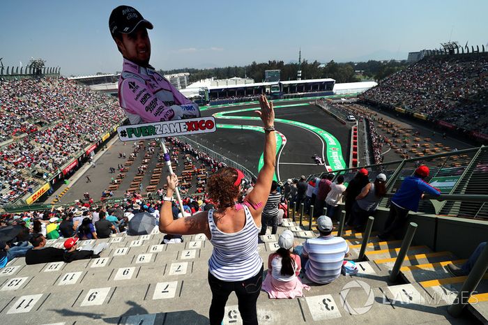 Fan en la tribuna con banderas de Sergio Pérez, Sahara Force India