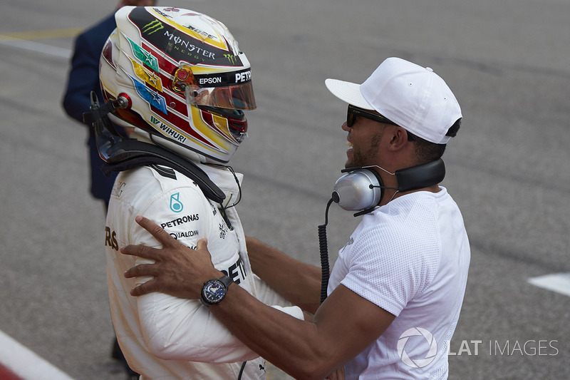 Lewis Hamilton, Mercedes AMG F1, celebra con su hermano, Nicolas Hamilton