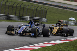 Marcus Ericsson, Sauber C36 e Nico Hulkenberg, Renault Sport F1 Team RS17
