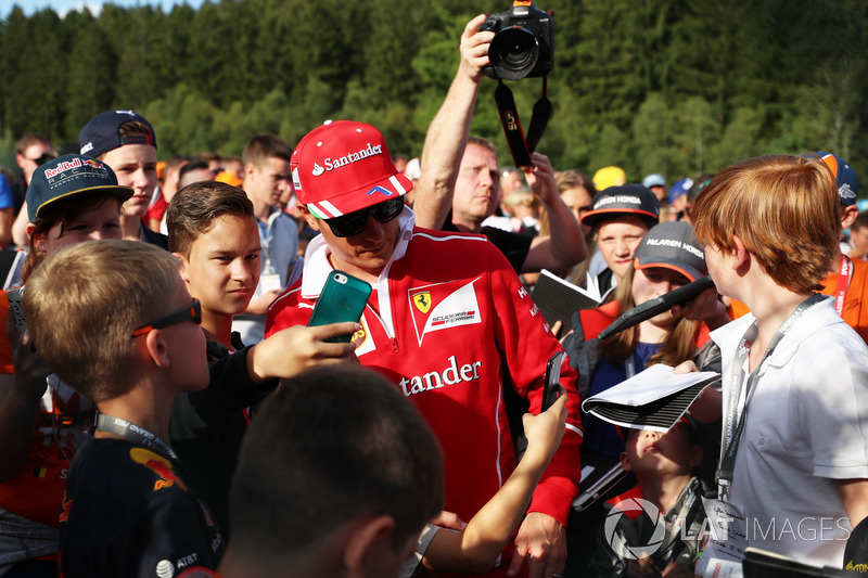 Kimi Raikkonen, Ferrari fans selfie