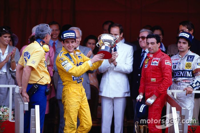 Podio: ganador de la carrera Ayrton Senna, Team Lotus, tercer lugar Michele Alboreto, Ferrari, segundo lugar Nelson Piquet, Williams mientras que el jefe de Lotus Peter Warr se encuentra junto a Senna a recoger el Premio de constructores