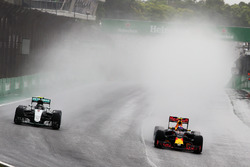 Nico Rosberg, Mercedes AMG F1 W07 Hybrid y Max Verstappen, Red Bull Racing RB12