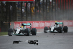 Lewis Hamilton, Mercedes AMG F1 W07 Hybrid y Nico Rosberg, Mercedes AMG F1 W07 Hybrid pasan restos d