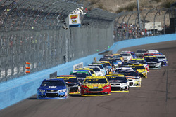 Restart: Alex Bowman, Hendrick Motorsports Chevrolet, Joey Logano, Team Penske Ford lead