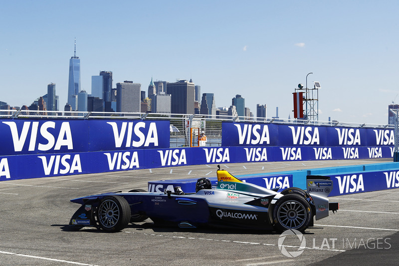 Chris Hemsworth in de Formule E-bolide