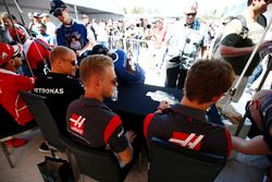 Valtteri Bottas, Mercedes AMG F1, Kevin Magnussen, Haas F1 Team, Romain Grosjean, Haas F1 Team