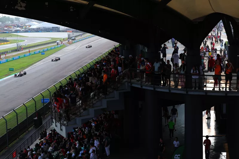 Charles Leclerc, Ferrari, Esteban Ocon, Haas F1 Team