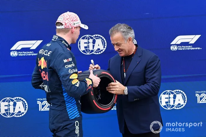 Max Verstappen, Red Bull Racing, reçoit le Pirelli Pole Position Award des mains de Jean Alesi.