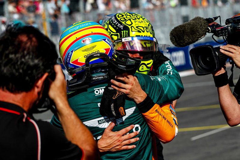 Fernando Alonso, Aston Martin F1 Team, felicita a Lando Norris, McLaren F1 Team