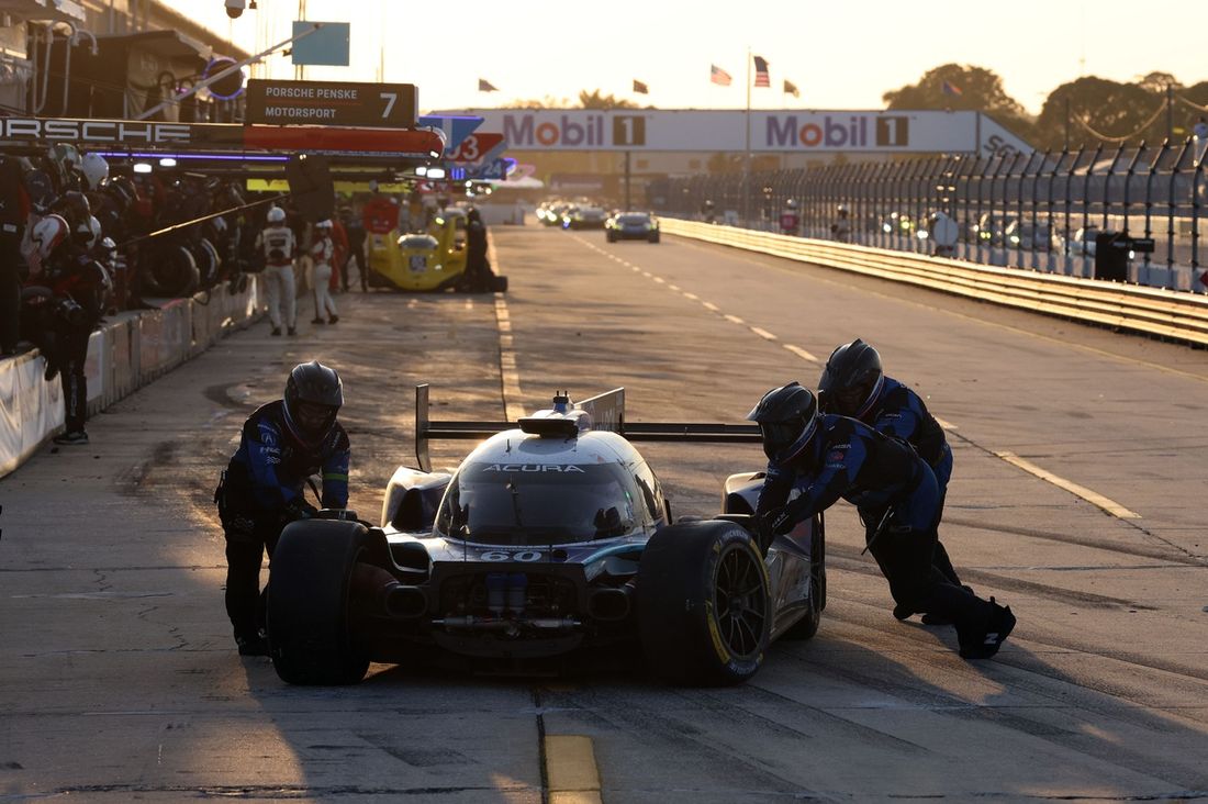 #60 Acura Meyer Shank Racing w/Curb Agajanian Acura ARX-06: Tom Blomqvist, Colin Braun, Scott Dixon po wypadku w pitmanie