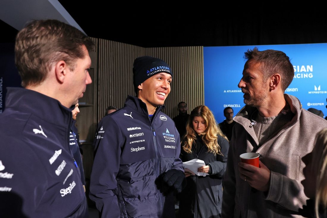 James Vowles, Director del Equipo Williams con Alex Albon, Williams y Jenson Button, Presentador de Sky Sports F1 / Asesor Senior de Williams Racing