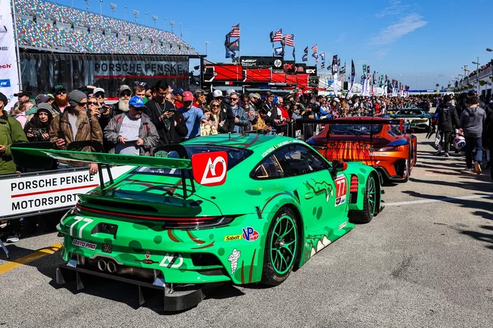 #77 AO Racing Porsche 911 GT3 R (992): Laurin Heinrich, Klaus Bachler, Alessio Picariello