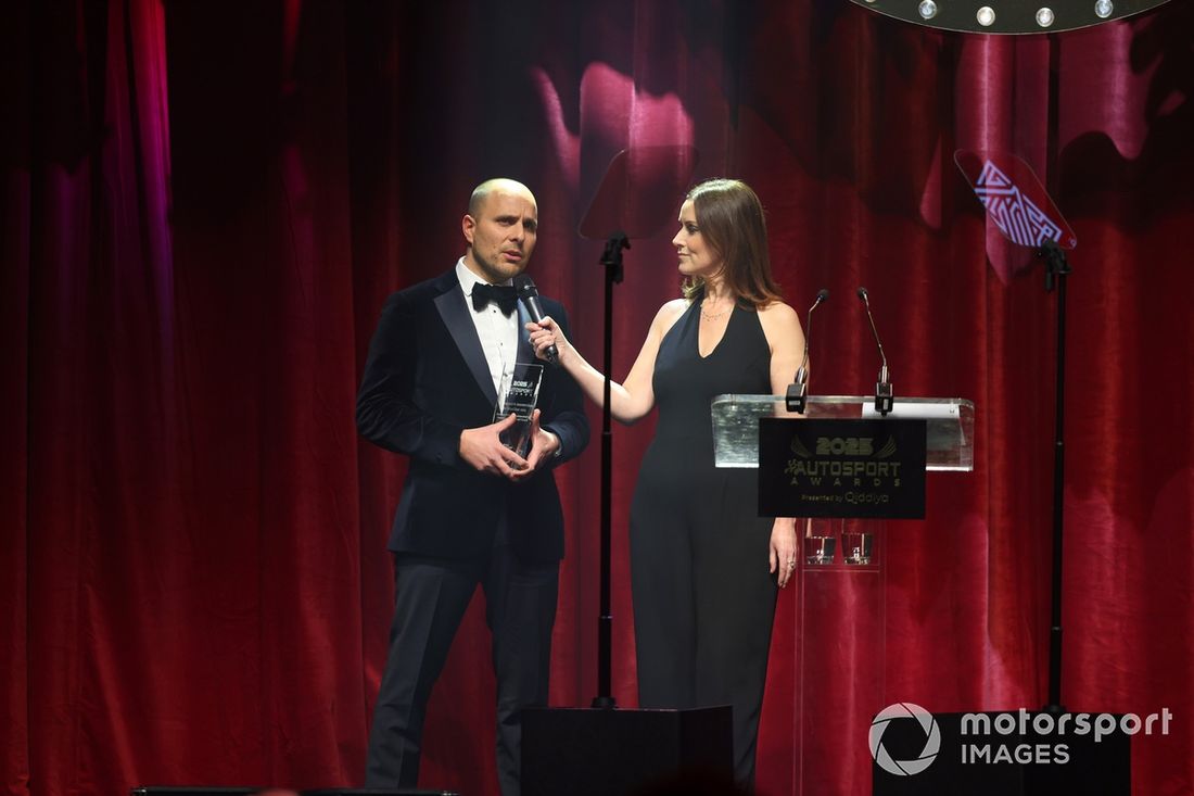 Gianpiero Lambiase, inżynier wyścigowy, Red Bull Racing, odbiera nagrodę Moment of the Year w imieniu Maxa Verstappena, Red Bull Racing