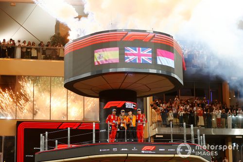 Carlos Sainz, Scuderia Ferrari, 2ª posição, Lando Norris, McLaren F1 Team, 1ª posição, Zak Brown, CEO, McLaren Racing, Charles Leclerc, Scuderia Ferrari, 3ª posição, no pódio