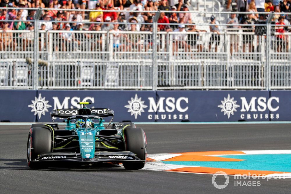 Fernando Alonso, Aston Martin AMR23, sale segundo en el GP de Miami de F1.
