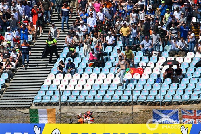 La multitud grita a Marc Márquez, del equipo Repsol Honda, tras su caída con Miguel Oliveira, del RNF MotoGP Racing