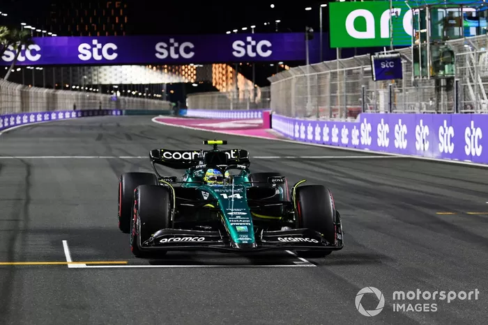Fernando Alonso, Aston Martin AMR23, llega a la parrilla