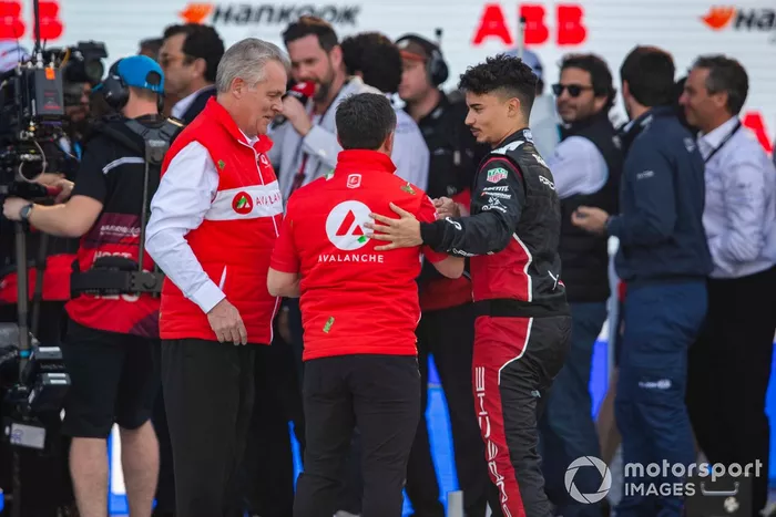 Roger Griffiths, director del equipo Avalanche Andretti, felicita a Pascal Wehrlein, Porsche, 2ª posición