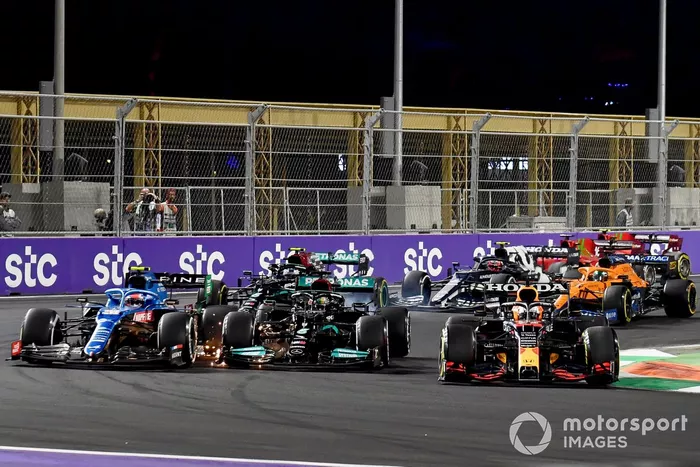 Max Verstappen, Red Bull Racing RB16B, Esteban Ocon, Alpine A521, Lewis Hamilton, Mercedes W12