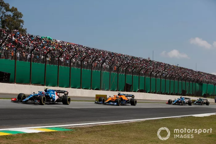 Esteban Ocon, Alpine A521, Daniel Ricciardo, McLaren MCL35M, y Fernando Alonso, Alpine A521