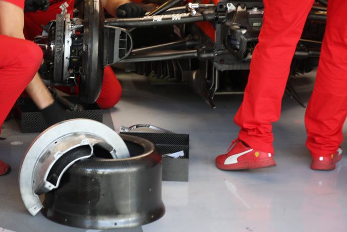 Detalle del Ferrari SF90 adaptado (muleto) con los Pirelli de 18 pulgadas