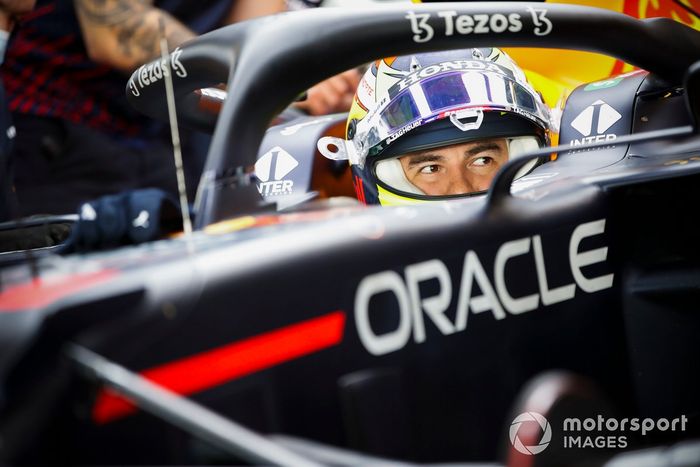 Sergio Pérez, con un Red Bull Racing RB15 adaptado (muleto) con los Pirelli de 18 pulgadas  