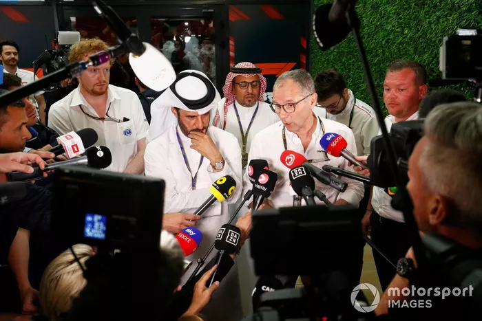 Mohammed bin Sulayem, Presidente de la FIA, y Stefano Domenicali, Director General de la Fórmula 1, celebran una conferencia de prensa para confirmar que el evento seguirá adelante tras el ataque con misiles a Jeddah