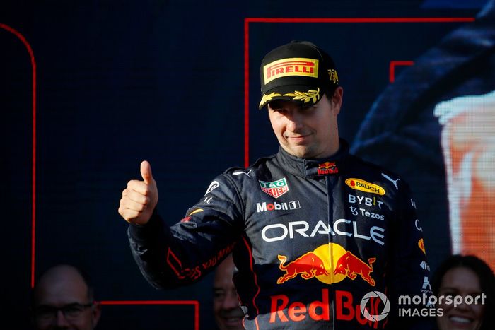 Sergio Pérez, Red Bull Racing, segundo, en el podio
