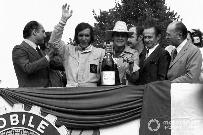 El campeón del mundo más joven, Emerson Fittipaldi, Lotus 72D con su esposa Maria Helena