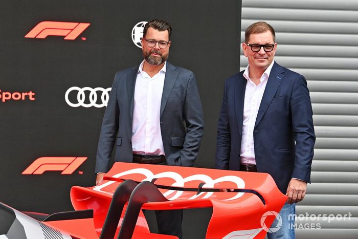 Oliver Hoffmann, Jefe de Desarrollo Técnico de Audi Sport GmbH, con Markus Duesmann, Presidente del Consejo de Administración de Audi AG