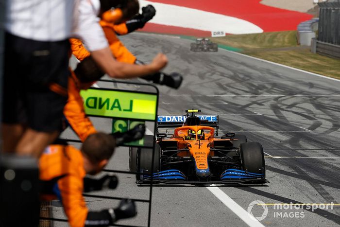 Tercer lugar Lando Norris, McLaren MCL35M cruza la meta frente a su equipio

