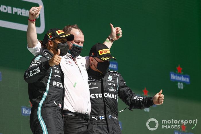 Podio: ganador de la carrera Lewis Hamilton, Mercedes, y el tercer lugar Valtteri Bottas, Mercedes